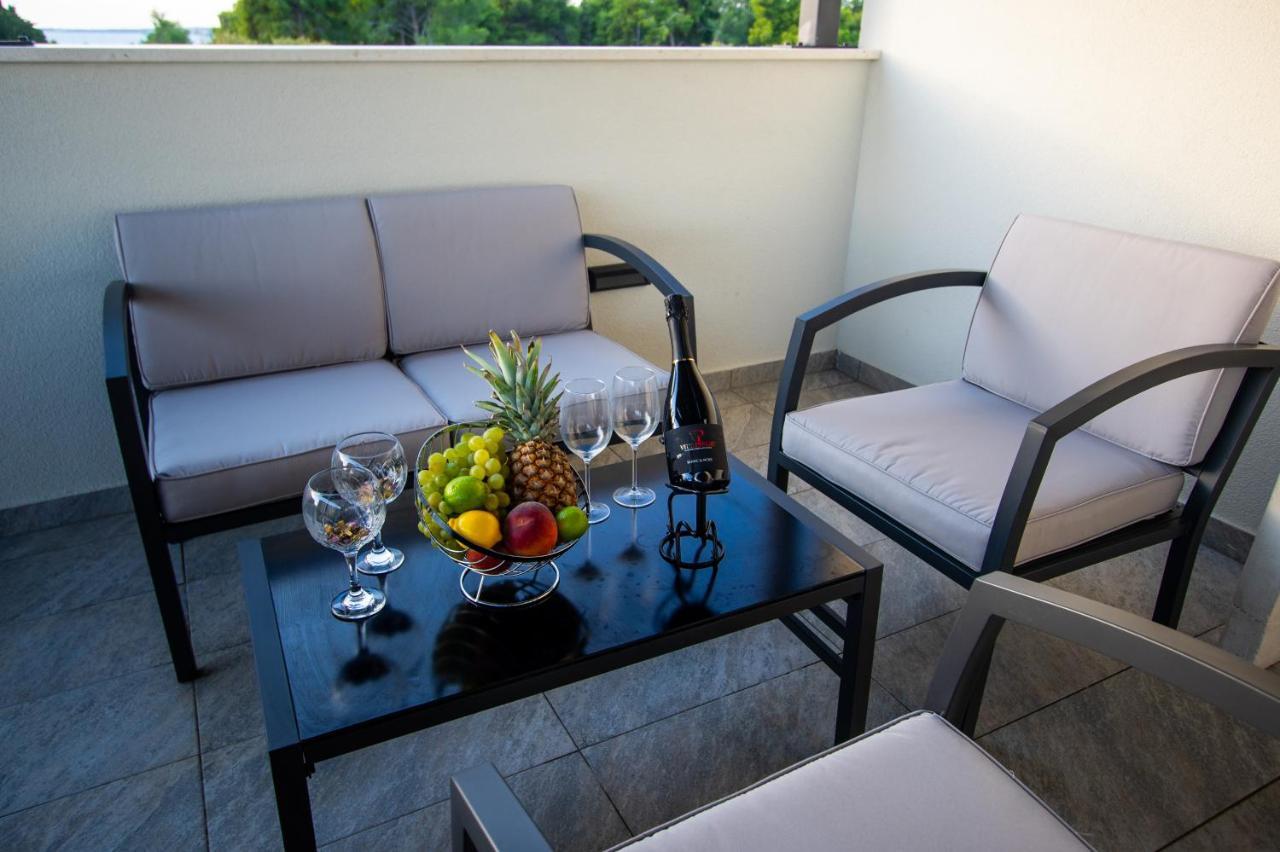 Azzurro Apartment - With Private Rooftop Jacuzzi Zadar Exterior photo