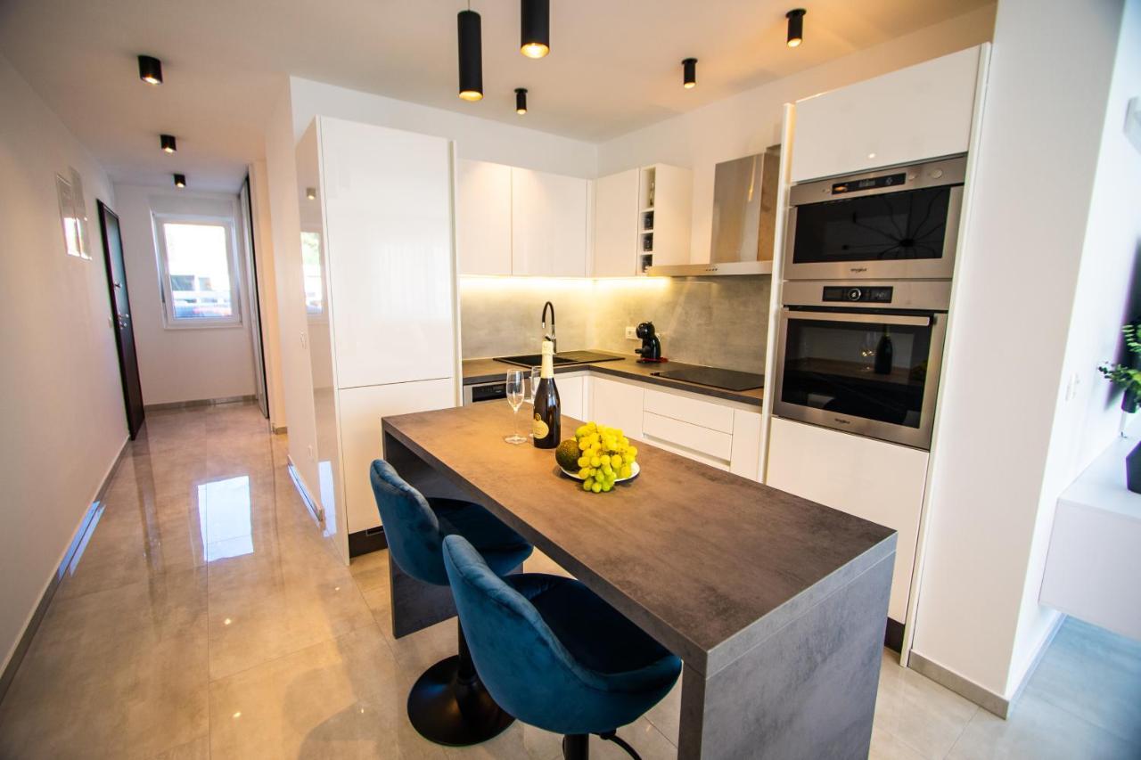 Azzurro Apartment - With Private Rooftop Jacuzzi Zadar Exterior photo