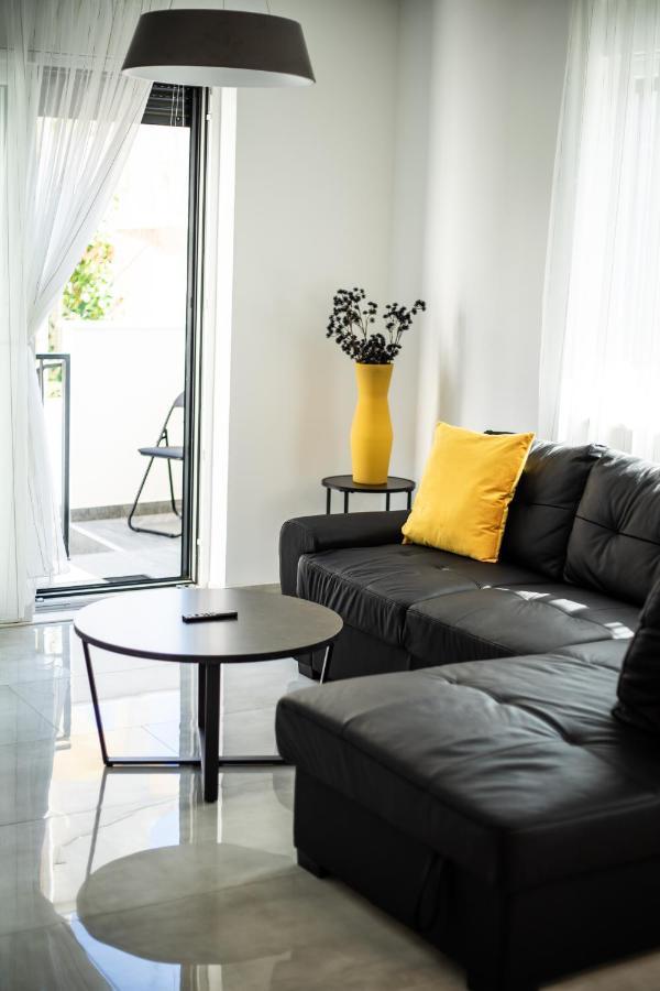 Azzurro Apartment - With Private Rooftop Jacuzzi Zadar Exterior photo