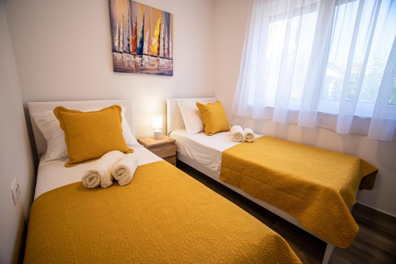 Azzurro Apartment - With Private Rooftop Jacuzzi Zadar Exterior photo