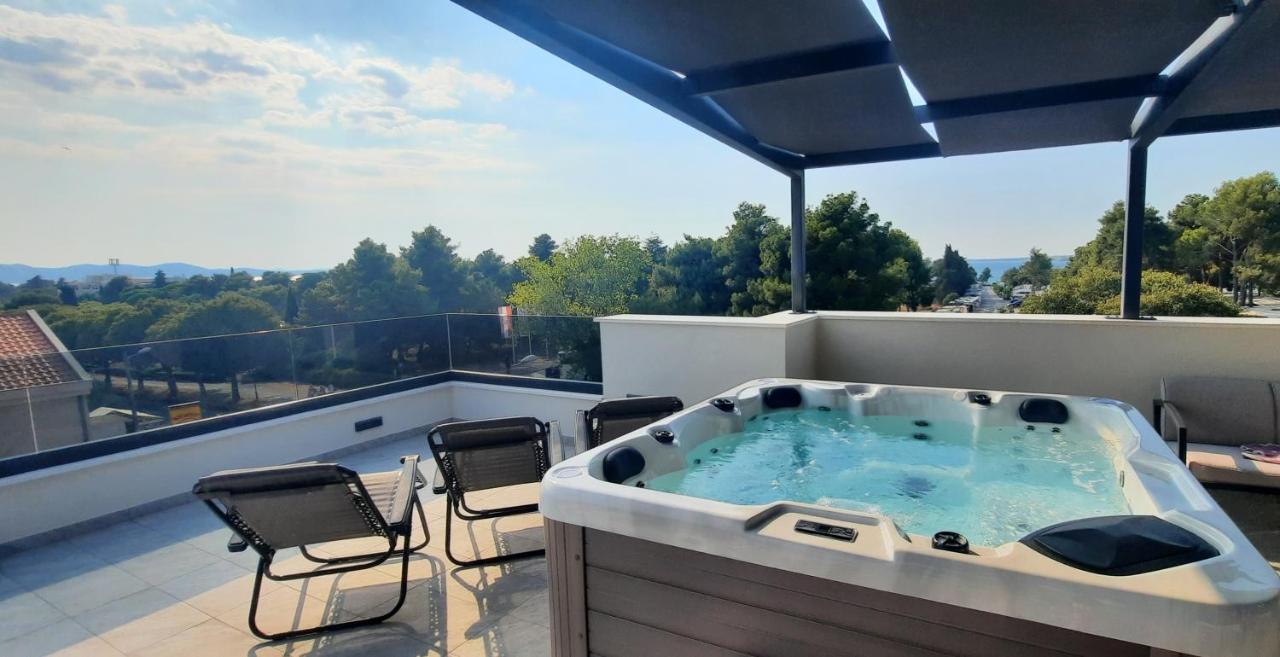 Azzurro Apartment - With Private Rooftop Jacuzzi Zadar Exterior photo