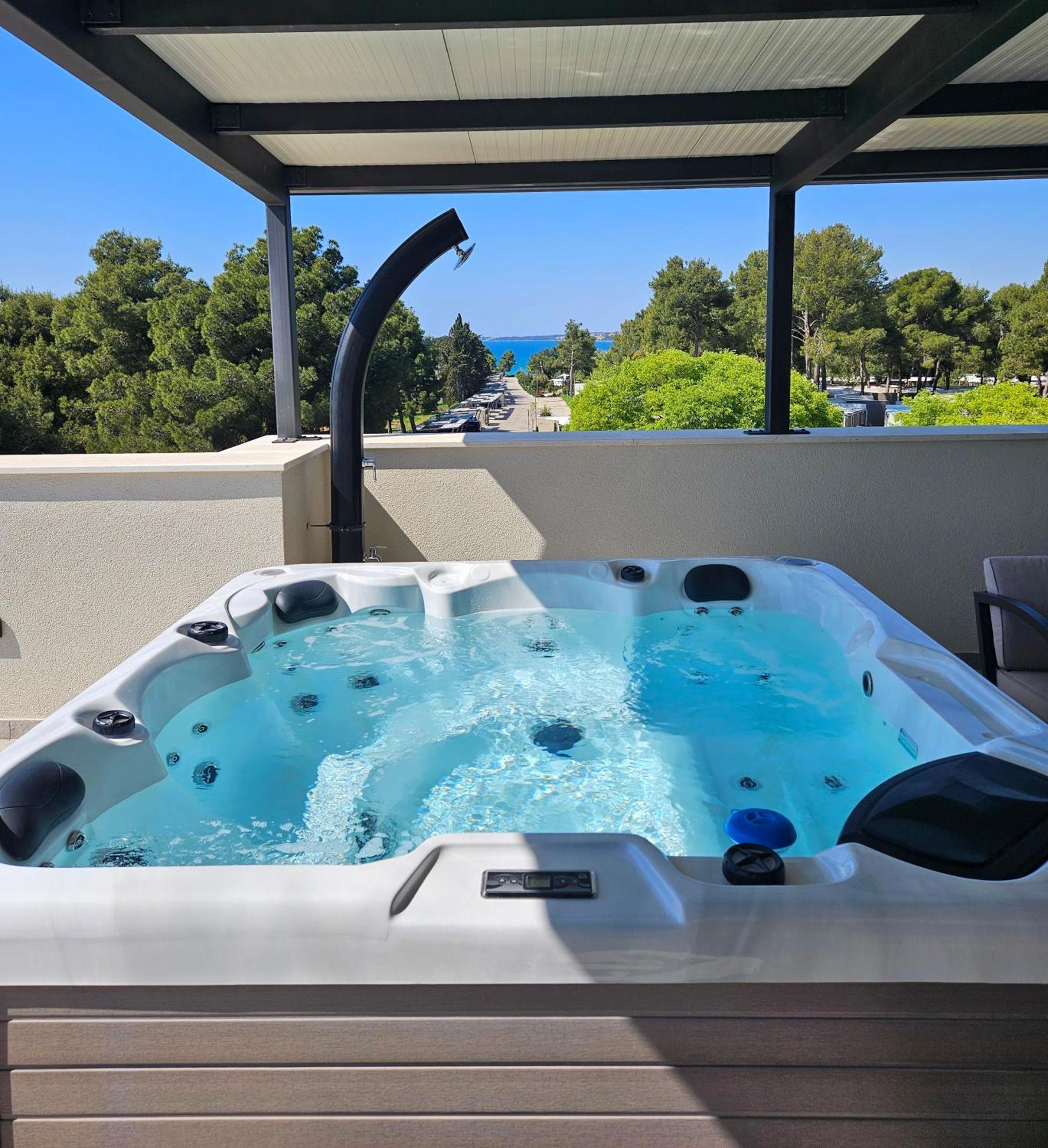 Azzurro Apartment - With Private Rooftop Jacuzzi Zadar Exterior photo