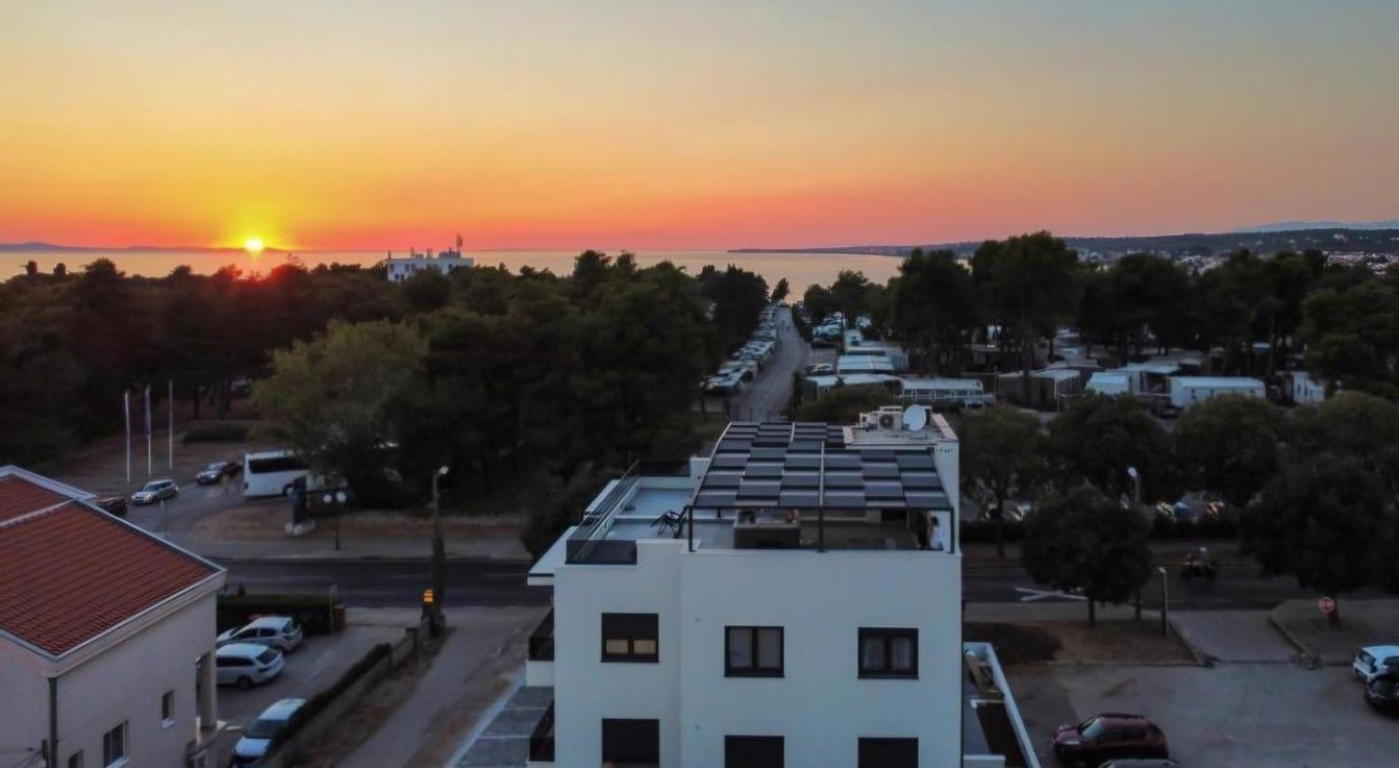 Azzurro Apartment - With Private Rooftop Jacuzzi Zadar Exterior photo